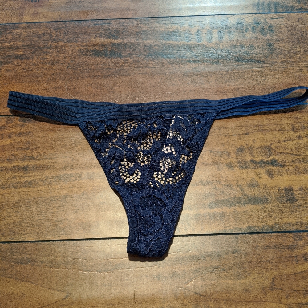 Victoria's Secret thong bundle NWT - Picture 5 of 7